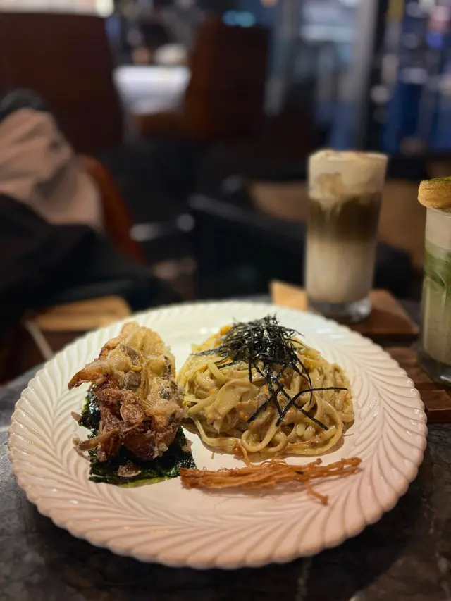 炸軟殼蟹配蟹膏意大利麵