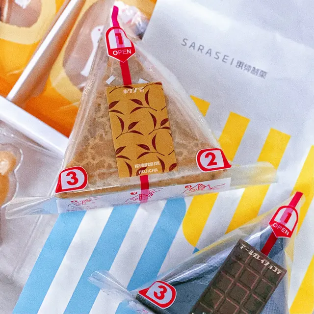 飯糰蛋糕食法同飯糰一樣🍙,沿線撕開中開,除去一邊包裝袋就可以大啖咬落去啦!😛焙茶味香濃,甜度適中!