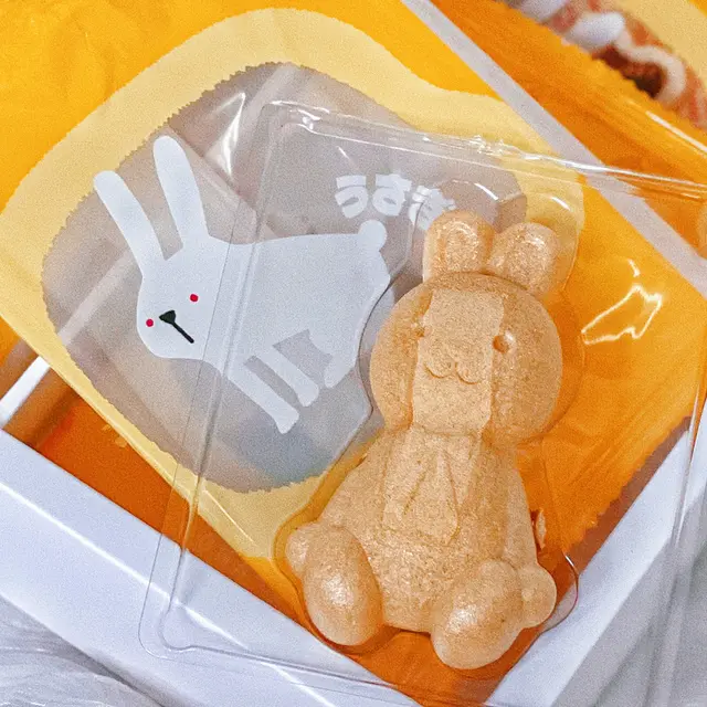 超級可愛嘅兔兔形狀🐰外層係威化薄脆餅皮