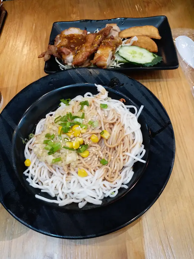 馬拉沙爹燒雞配薑蔥蒜撈麵