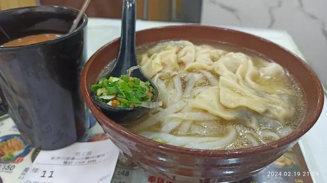水餃河粉加腩汁 + 熱奶茶