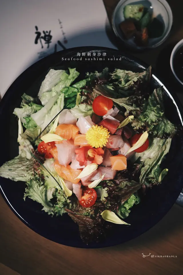 新鮮沙律菜加上三文魚、拖羅、油甘魚刺身，好豐富