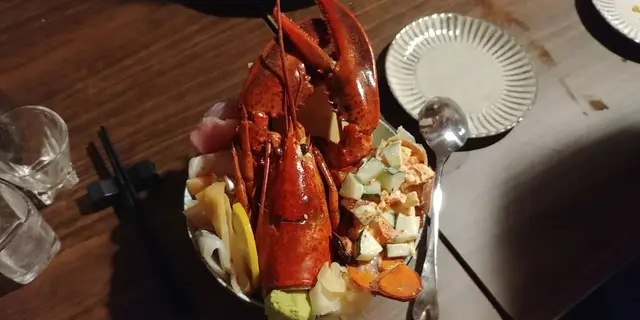 龍蝦有好多肥美鮮甜膏，而下面就有飯盛載著龍蝦同埋不同種類刺身