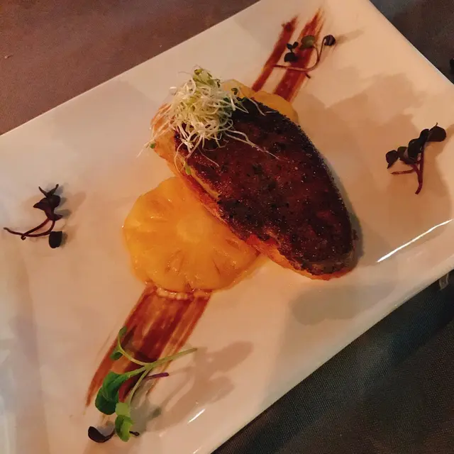 香煎鵝肝配馬沙娜酒燴鳳梨