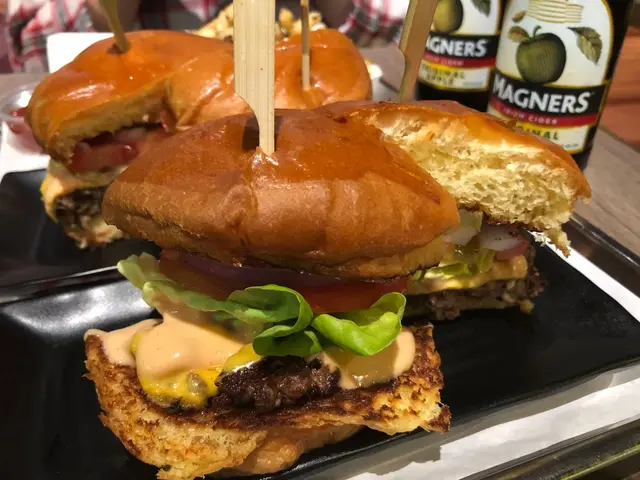 淨睇賣相已經覺得好吸引～😍烘得香軟嘅法國🇫🇷牛油包，又香又鬆軟，夾上傳統Burger必備配料：新鮮蕃茄片🍅 、紫洋蔥、酸瓜片和生菜，材料豐富！配上自家製牛肉餅肉香多汁和半溶的芝士🧀，好味道！😋