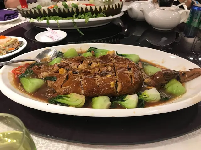 「生財八寶鴨」， 原隻上碟，侍應跟住將它分成苦干的等份， 裏面有蓮子，蛋黃和其他不同的食材，嘻嘻!我只懂吃不太知道是什麼，但很好味，份量也很足 ，不過不能吃太多，因怕有飽滯的感覺。

