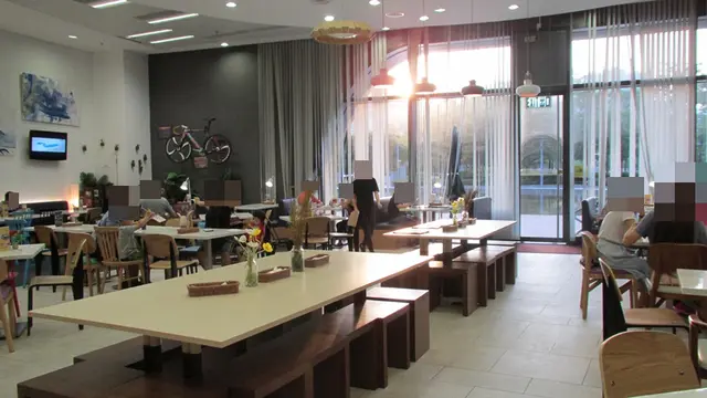 地方寬敞闊落,樓底亦高,好開揚