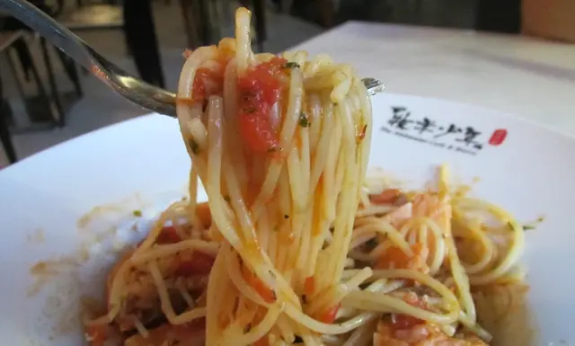 意粉掛上蕃茄醬汁,越吃越開胃