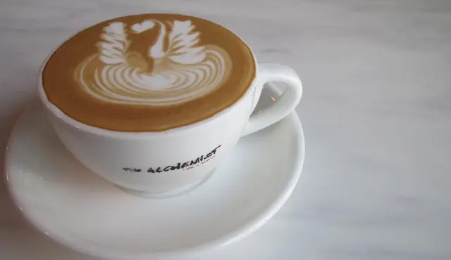 香濃咖啡中滲出杏仁香