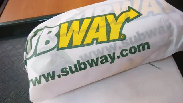 現食的都是用包裝紙包裹著，或許可以省卻了洗碟的工夫。