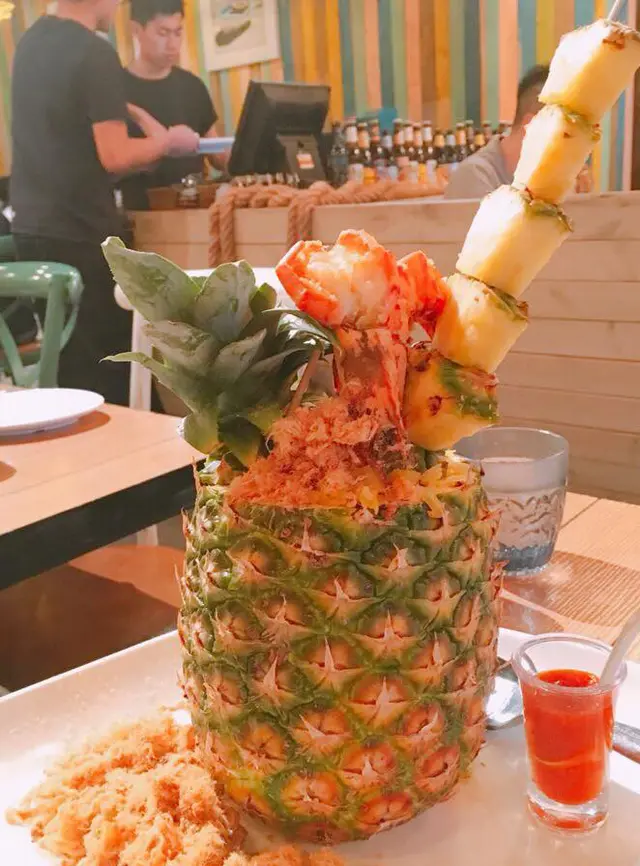 招牌菠蘿炒飯配虎蝦