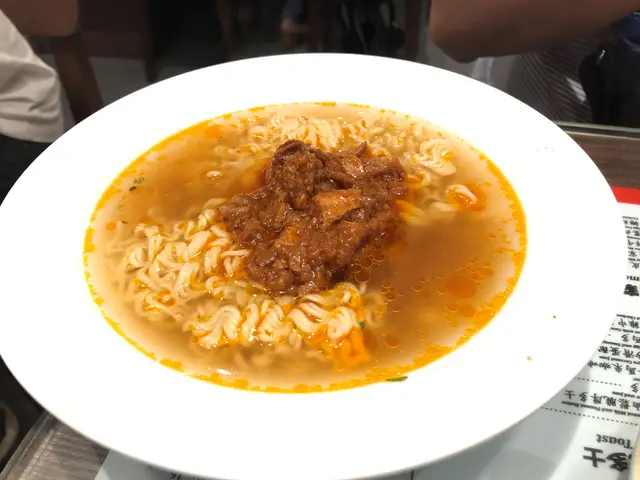 五香肉丁公仔麵併炒蛋厚多士