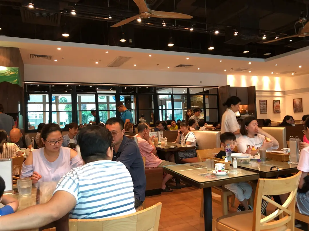 刚刚带了儿子在大会堂上课,路过一间香港地美心餐厅