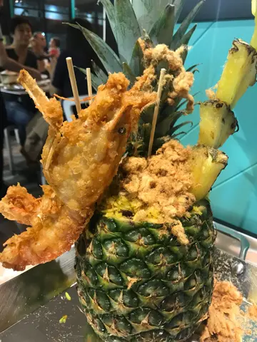 招牌菠萝炒饭配大头虾