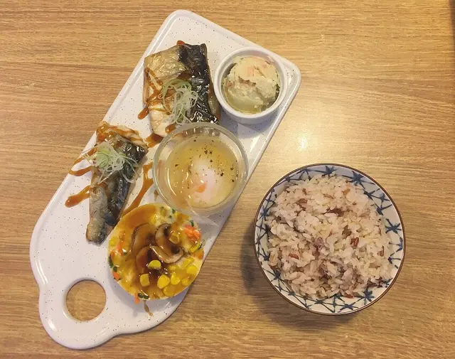 2份烤鯖魚+煙三文魚薯仔沙律+北海道溫泉蛋+蔬菜蛋批