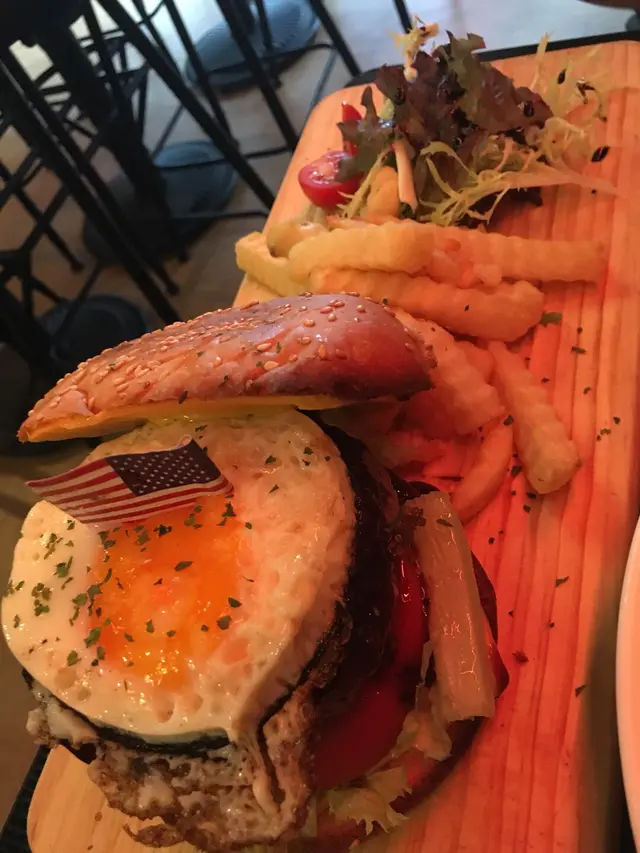 溫泉蛋牛肉漢堡