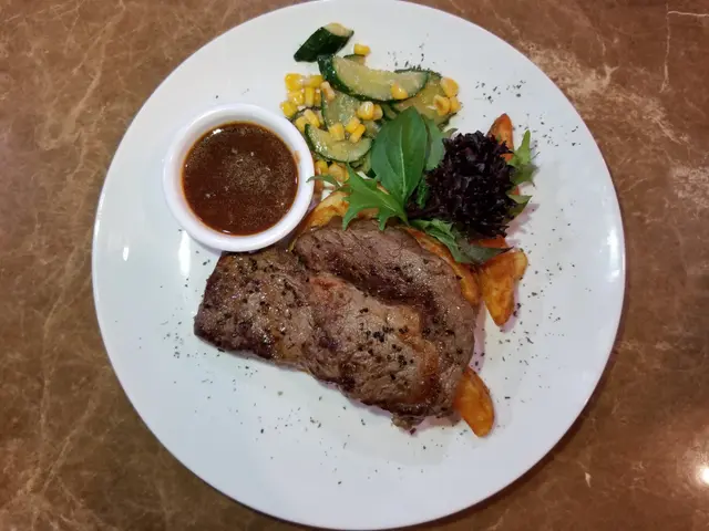 跟餐可以有羅宋湯, 蒜蓉包及餐飲