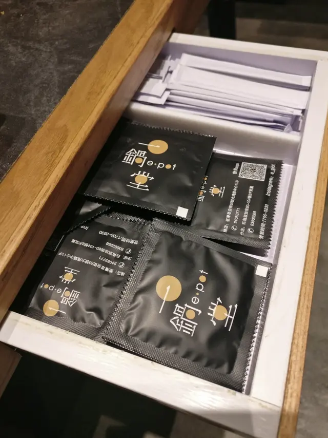 檯邊有抽屜，內有濕紙巾和牙籤