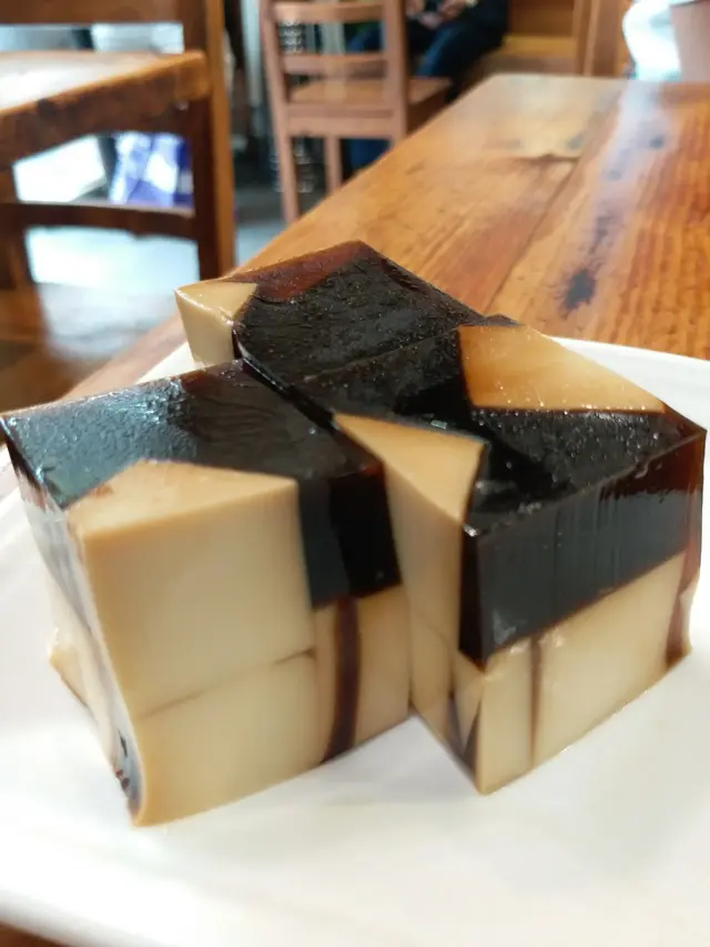 粒粒奶凍咖啡🍮$15
奶凍外表非常trendy,  深咖襯奶白。
入口先帶點濃厚苦澀咖啡味，之後慢慢由奶白色部分融入口腔內， 中和苦澀味後變得甜中帶甘香