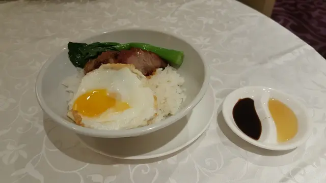 跟餐送的谷飼豚肉叉燒飯