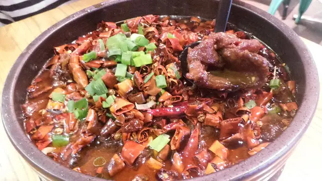 上桌時文靜,舀塊牛肉亮亮相