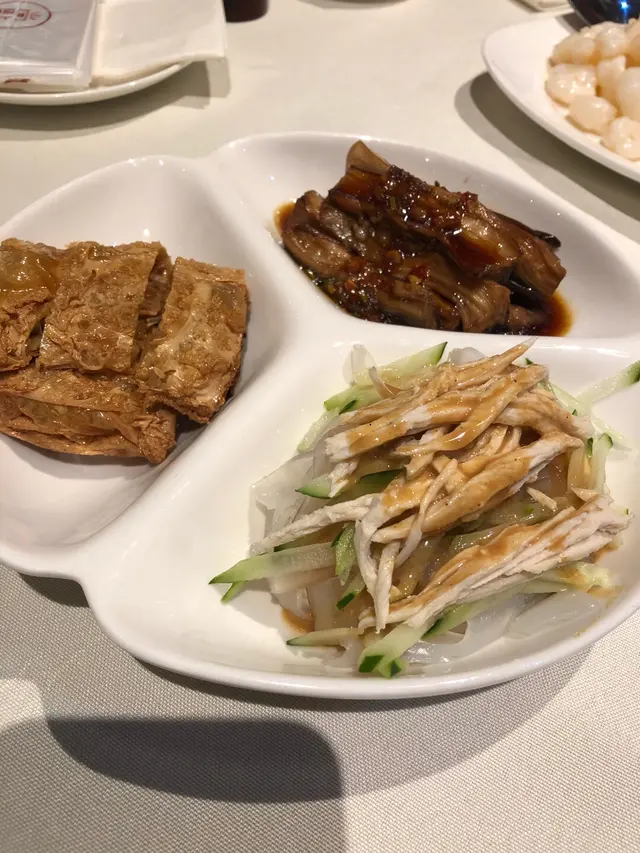 尚點涼拌茄子，香煎素鵝，雞絲粉皮