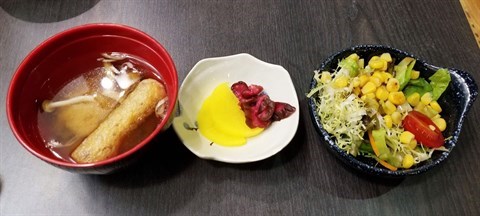 麵豉湯 / 小缽漬物 / 粟米雜菜沙律配上油醋汁 - 尖沙咀的鮨丼