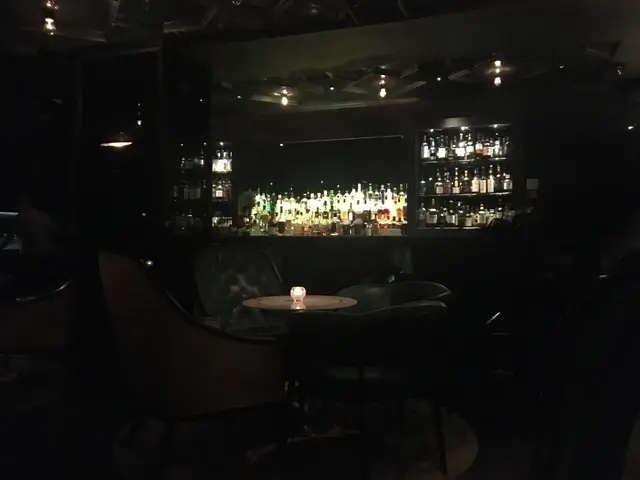 如寥寥无几的评论一般，001是一个充斥着友善与神秘的地方，亲切的老板娘，因为我们是第一枱客人，老板娘说没关系你们吃久一点，可以坐一个半小时。

想找到入口，需要一点勇气和运气。如果实在找不到，在19点钟开始营业的交接时间，你将有机会避免兜兜转转。