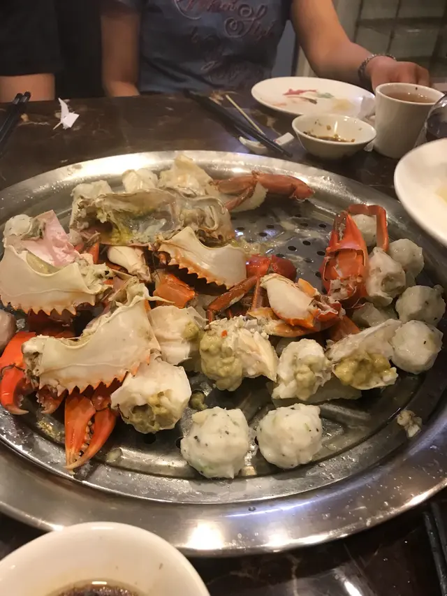 蒸蟹配墨魚丸及豬皮