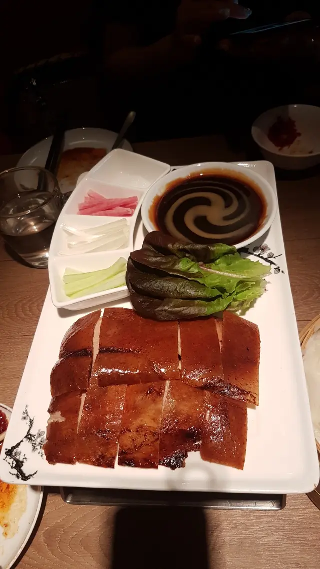 鴨肉老左小小,皮都算脆,幾欣賞佢塊包鴨食既薄餅,又薄又滑,剛剛,好薄而不破。