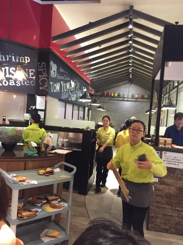 食物放餐車，但唔派出去，等左到成十五分鐘凍晒先派出去，好唔掂