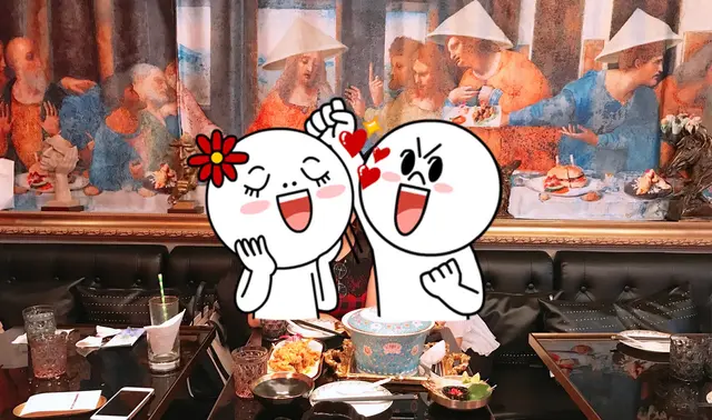 十二門徒壁畫，他們戴上越南特色帽子，而且手持餐廳招牌食物！