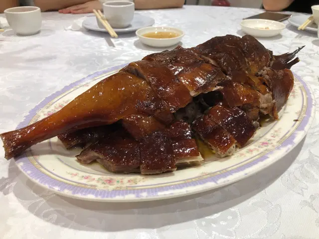 燒鵝必食架吃！老實說，味係好味既，但千千其唔好叫特大半隻，貴左只係多左堆骨😤