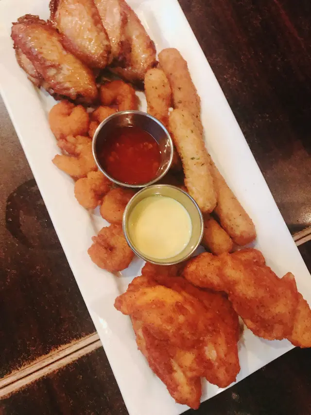 個芝士棒好食，可以做到拉芝既感覺，炸蝦個炸皮同隻蝦好散，麻麻地，炸雞塊就不過不失