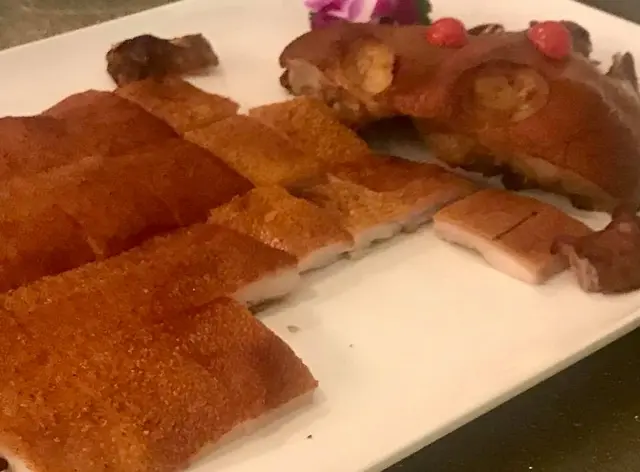 鴻運脆皮乳豬