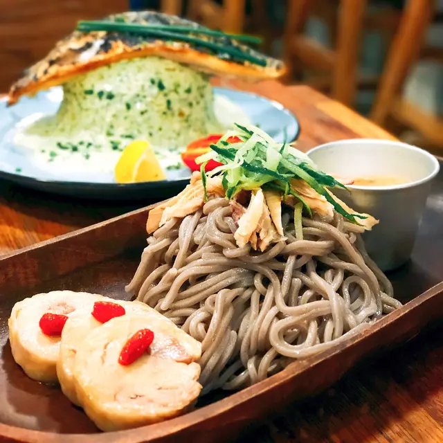 醉雞卷手撕雞伴麻醬喬麥麵