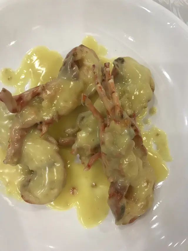 哩個龍蝦雖然細細隻，但肉汁勁掂，好爽口，好有蝦味，個芝士汁係精華