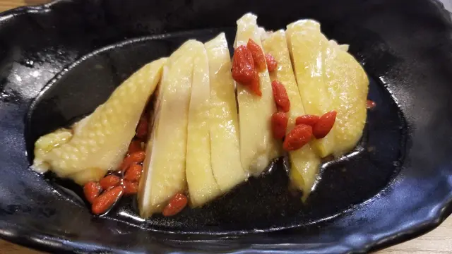 哩碟係我之前食嘅醉雞,正常無問題,但今日食果碟雞,明顯係由兩碟唔同嘅雞擺埋一齊..