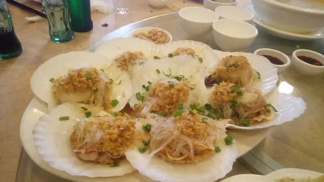 有同事生日, 一班人一起去三聖食海鮮,我都係第一次去三聖食.因為有同事住係屯門,順道食完去佢屋企玩.我地係「關財記」買左d海鮮,之後拎d海鮮黎依度加工.

D元貝好大隻,肉好厚,都未見過咁大隻元貝。（平時係屋時間蒸得剛剛好,且食落去好有鮮味,十分推介