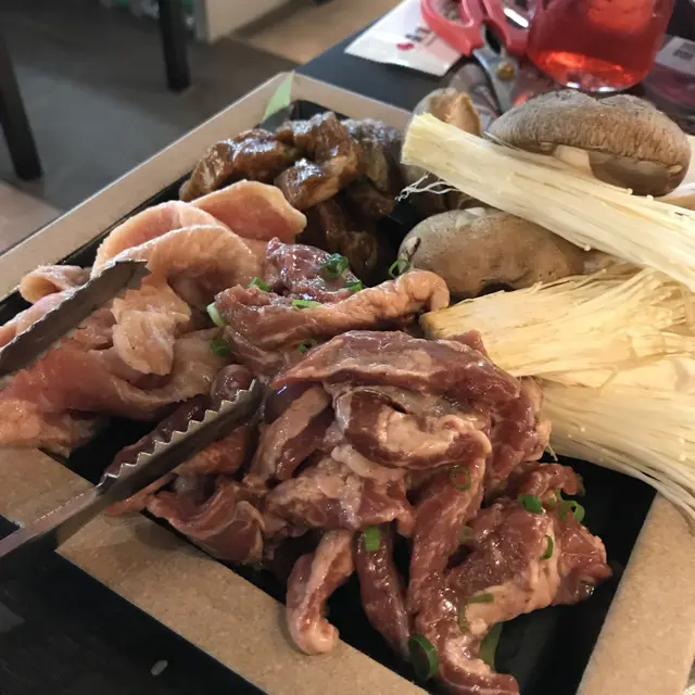 叫左四個餐 所以擺埋一齊