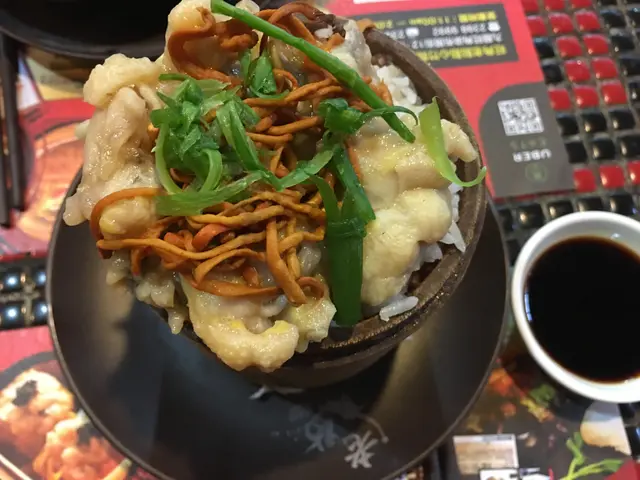 蟲草花雞竹筒飯