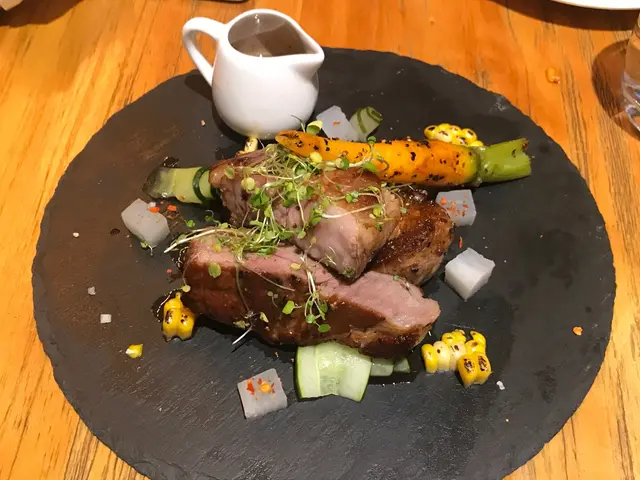 西班牙伊比利亞黑毛豬梅扒（全橡級別）—    迷你甘荀 、燒粟米