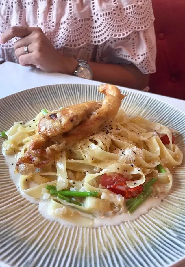 軟殼蟹寬條麵配忌廉汁