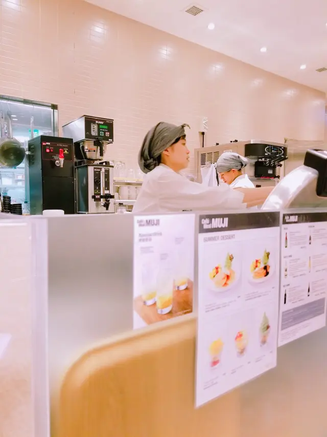 沒有配戴口罩的 Muji cafe staff