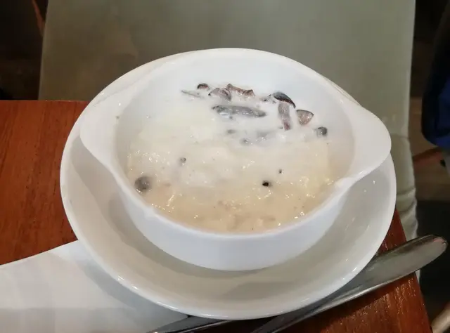 「南瓜忌廉湯」
   1. 成碗連一點南瓜既橙色都冇，相信係分子料理黎
   2. 口感界乎於溶溶地既牛奶布甸同BB食既糊仔
   3. 真係好難飲，而且冇味
後感：冇咩事真係唔好叫，要等45分鐘，食完主食再要等陣先有架。