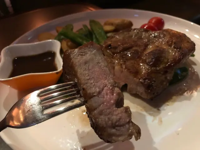 黑毛豬扒份量十足，肉質鮮嫩多汁，肉香美味！😋
就算不蘸醬都夠晒味！