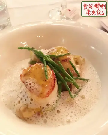 Brittany  scallop,  melted  leek,  lardon,  Parmesan  cheese  emulsion