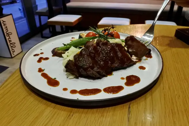 燒黑毛豬肉配紅酒燒汁