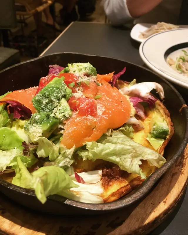 煙三文魚牛油果班戟