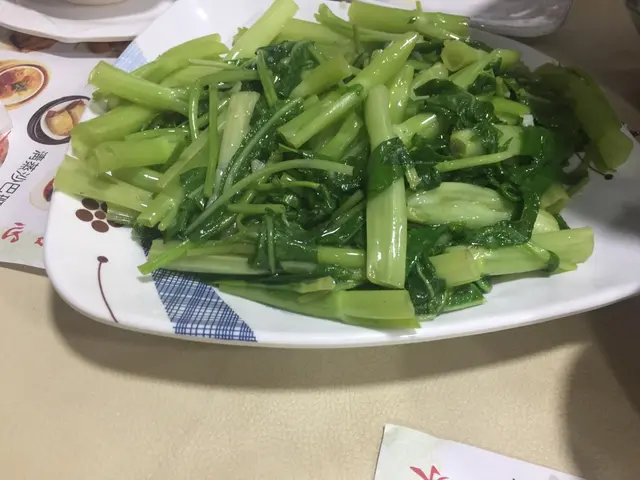 今次的時蔬是通菜, 蒜泥是比較重味的配料所以師傅特意用少鹽去炒菜,令各方調味料得以協調,保留通菜的味道。